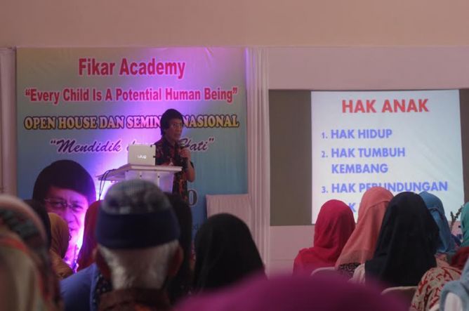 Orangtua Harus Berikan Suasana Belajar Efektif